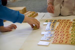 Niños jugando con material Montessori